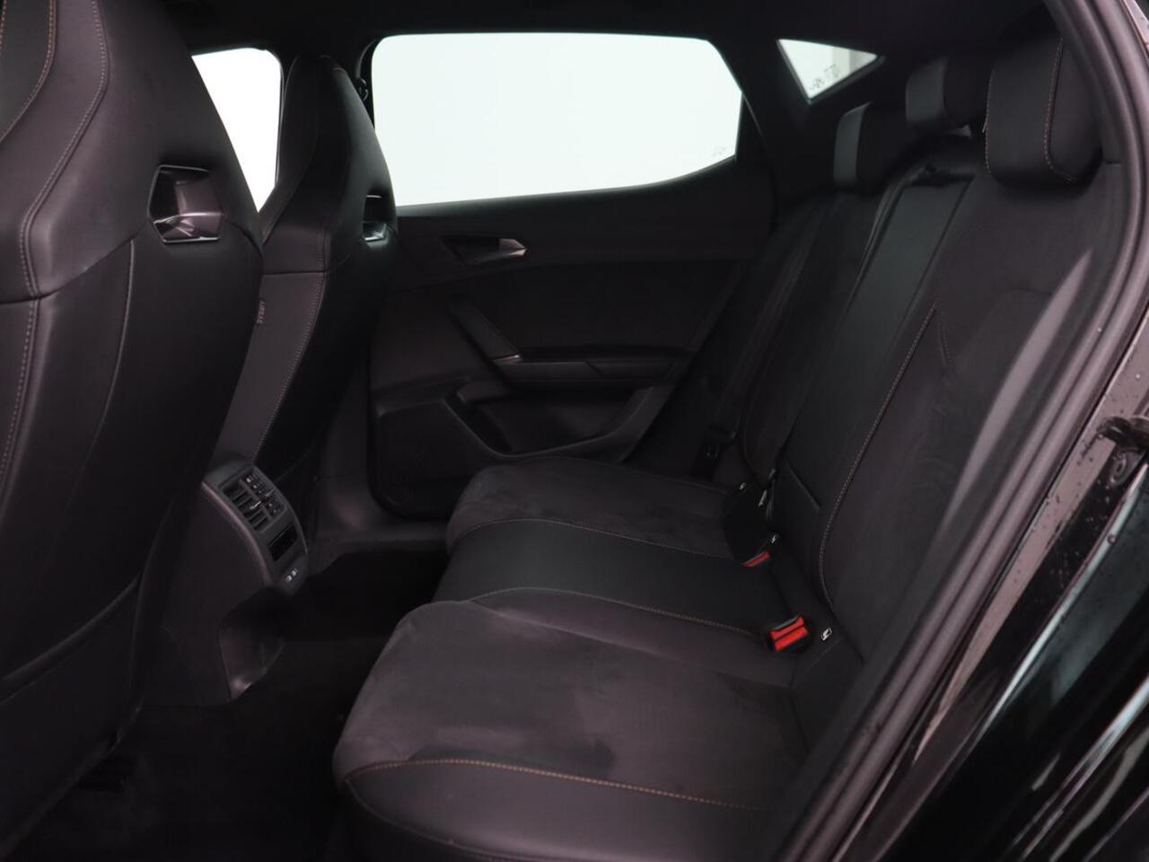 Cupra Leon 1.5 eHybrid Business | Stoelverwarming | Adaptive cruise | Camera | Carplay | Sportstoelen | Matrix LED | Keyless | PHEV | Plug In