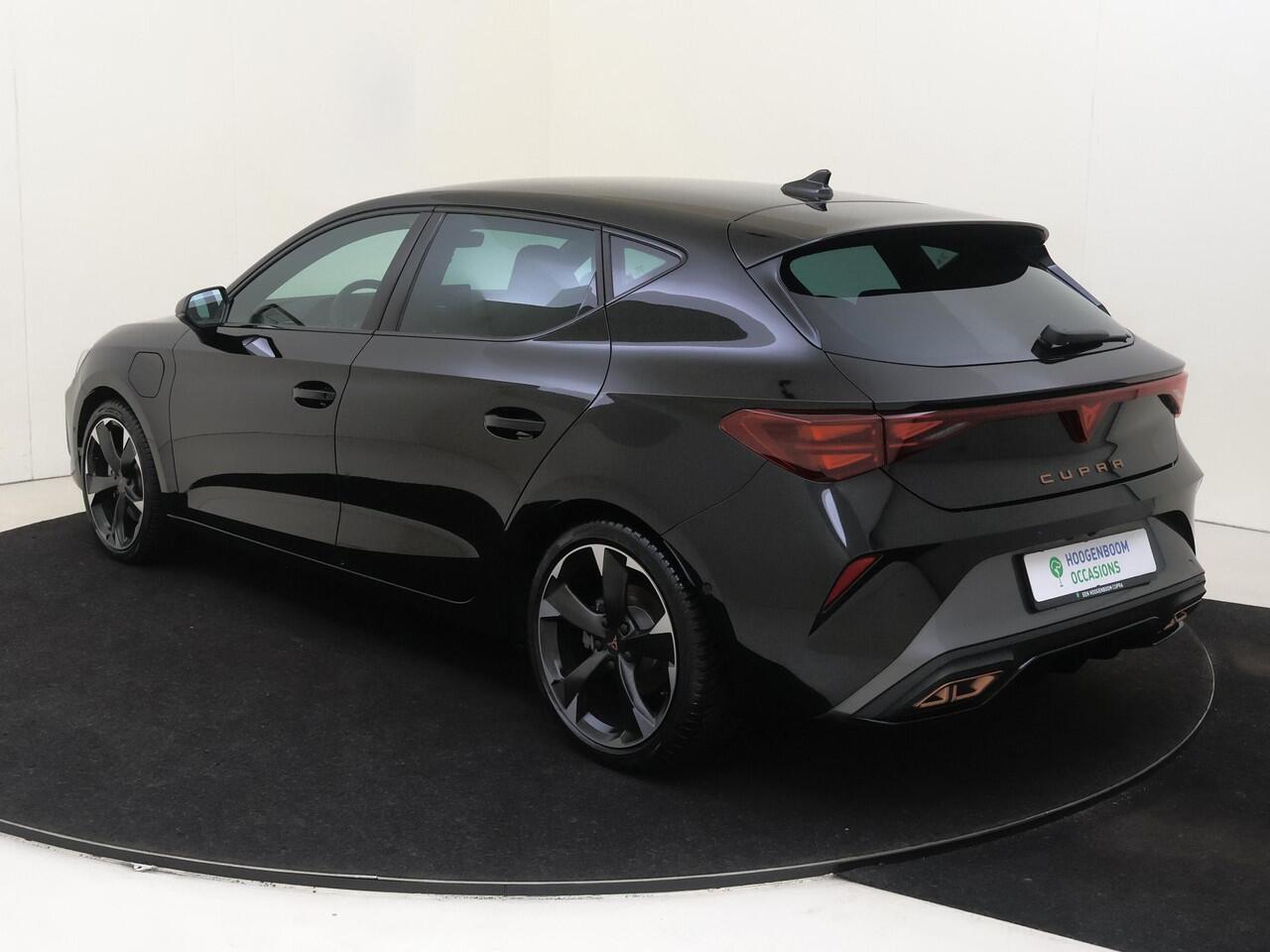 Cupra Leon 1.5 TSI e-Hybrid Business | Achteruitrijcamera | 3-zone airco | Dodehoek detectie | Keyless | Adaptieve cruise control | CarPlay | Navigatie |