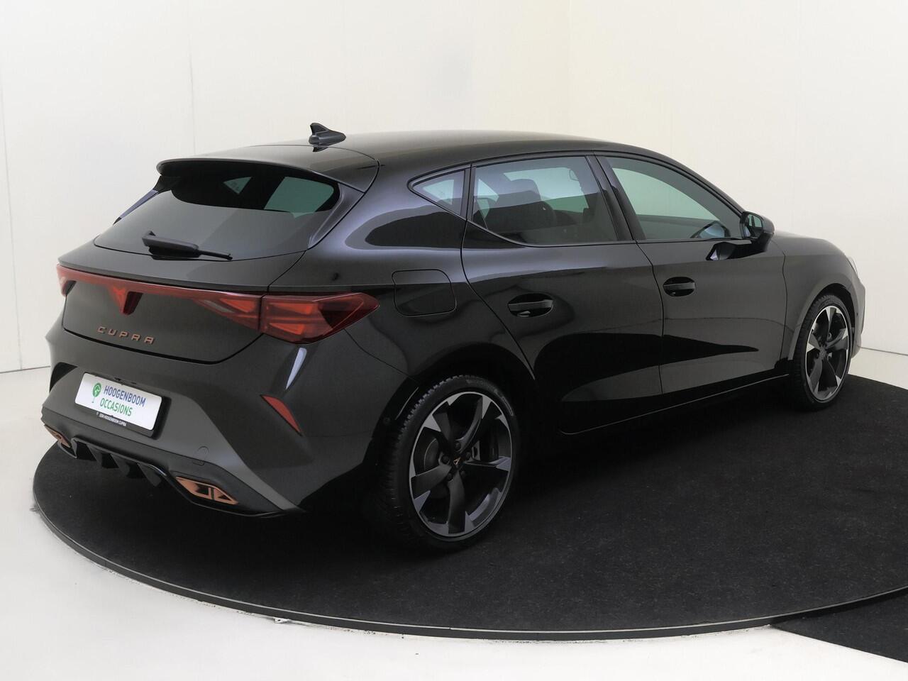 Cupra Leon 1.5 TSI e-Hybrid Business | Achteruitrijcamera | 3-zone airco | Dodehoek detectie | Keyless | Adaptieve cruise control | CarPlay | Navigatie |