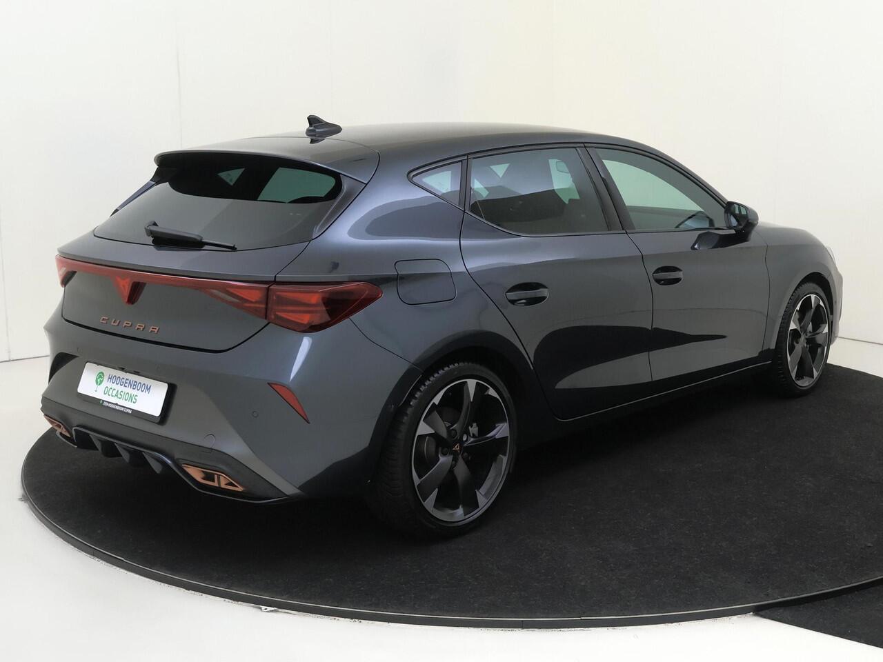 Cupra Leon 1.5 TSI e-Hybrid Business | Achteruitrijcamera | Adaptieve cruise control | Alcantara bekleding | Dodehoek detectie | Keyless | 3-zone airco | CarPlay | Navigatie |