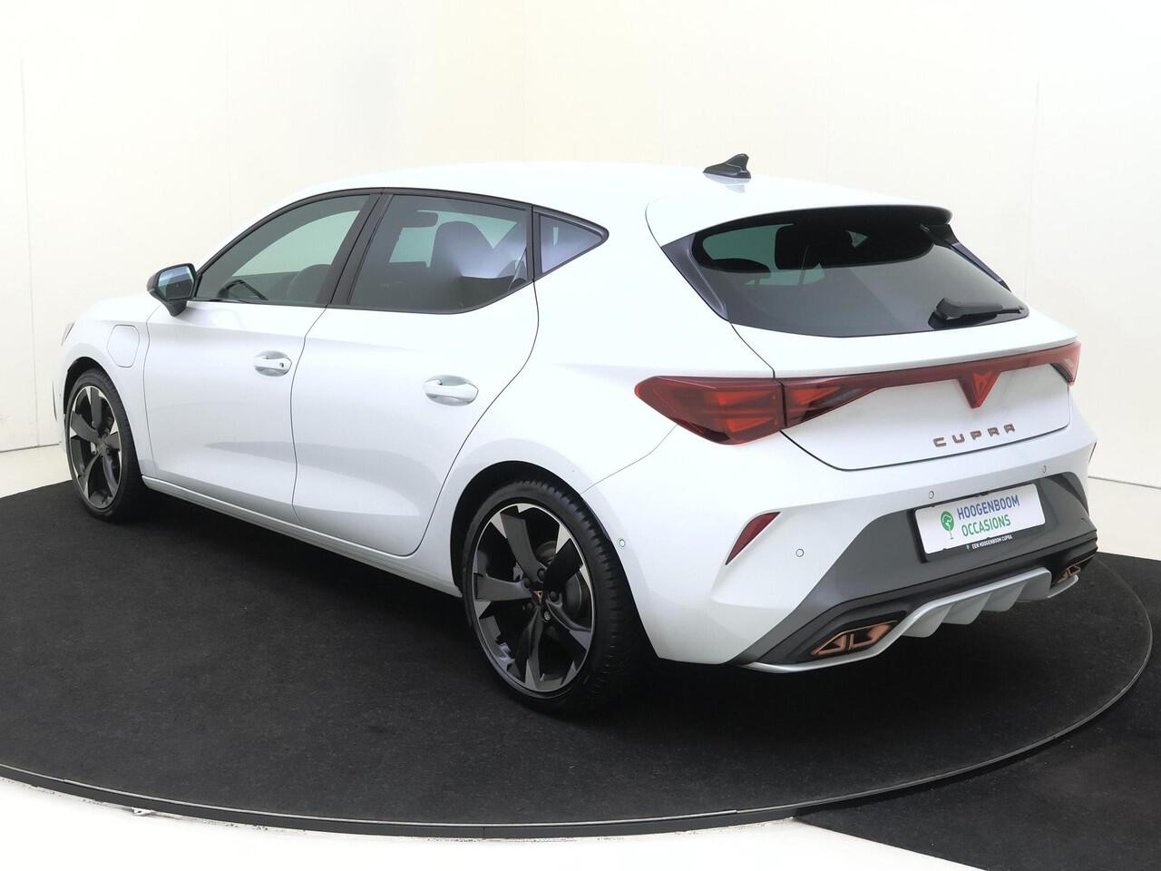 Cupra Leon 1.5 TSI e-Hybrid Business | Parkeerassistent | Kuipstoelen | Keyless | Navigatie | Adaptieve cruise control | Dodehoek detectie | Stoel- en stuurwielverwarming |