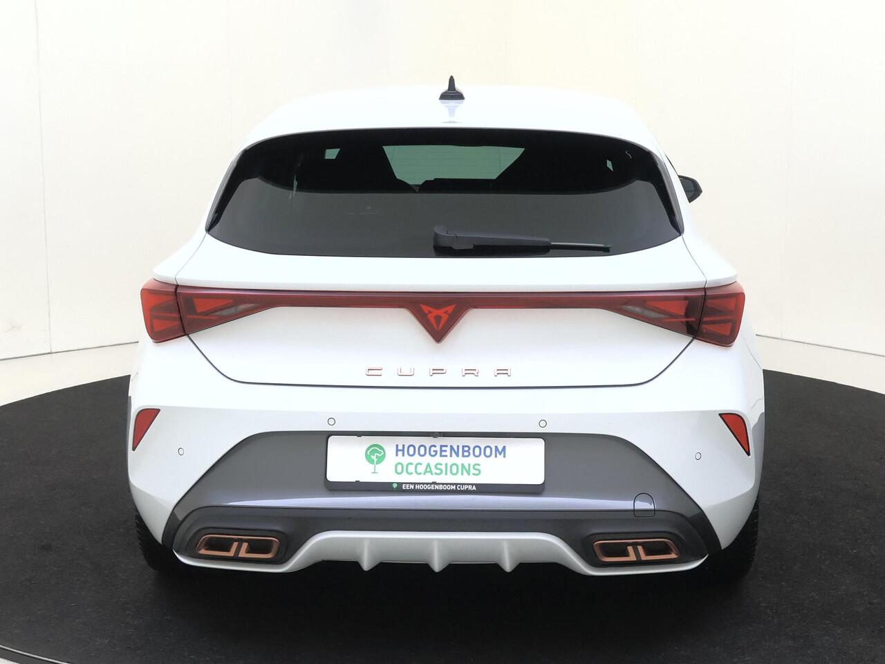 Cupra Leon 1.5 TSI e-Hybrid Business | Parkeerassistent | Kuipstoelen | Keyless | Navigatie | Adaptieve cruise control | Dodehoek detectie | Stoel- en stuurwielverwarming |