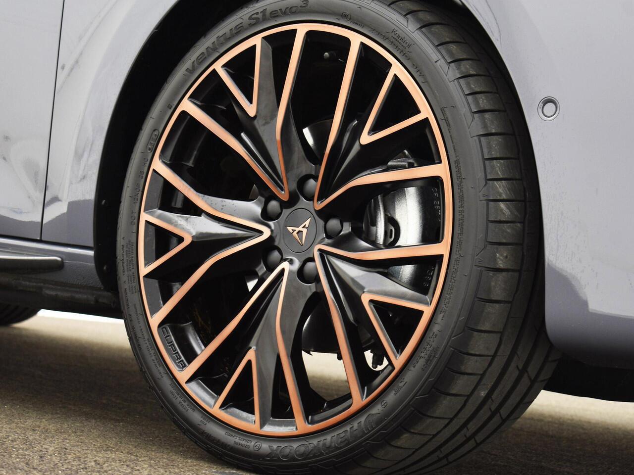 Cupra Leon 1.5 TSI 204pk DSG e-Hybrid VZ Performance · Panoramadak · Camera · Keyless · Dodehoek Detectie · Sennheiser Audio · Elek. Voorstoelen · Carbon Spiegelkappen · 19'' Inch · Garantie t/m 02-02-2030 of 100.000km