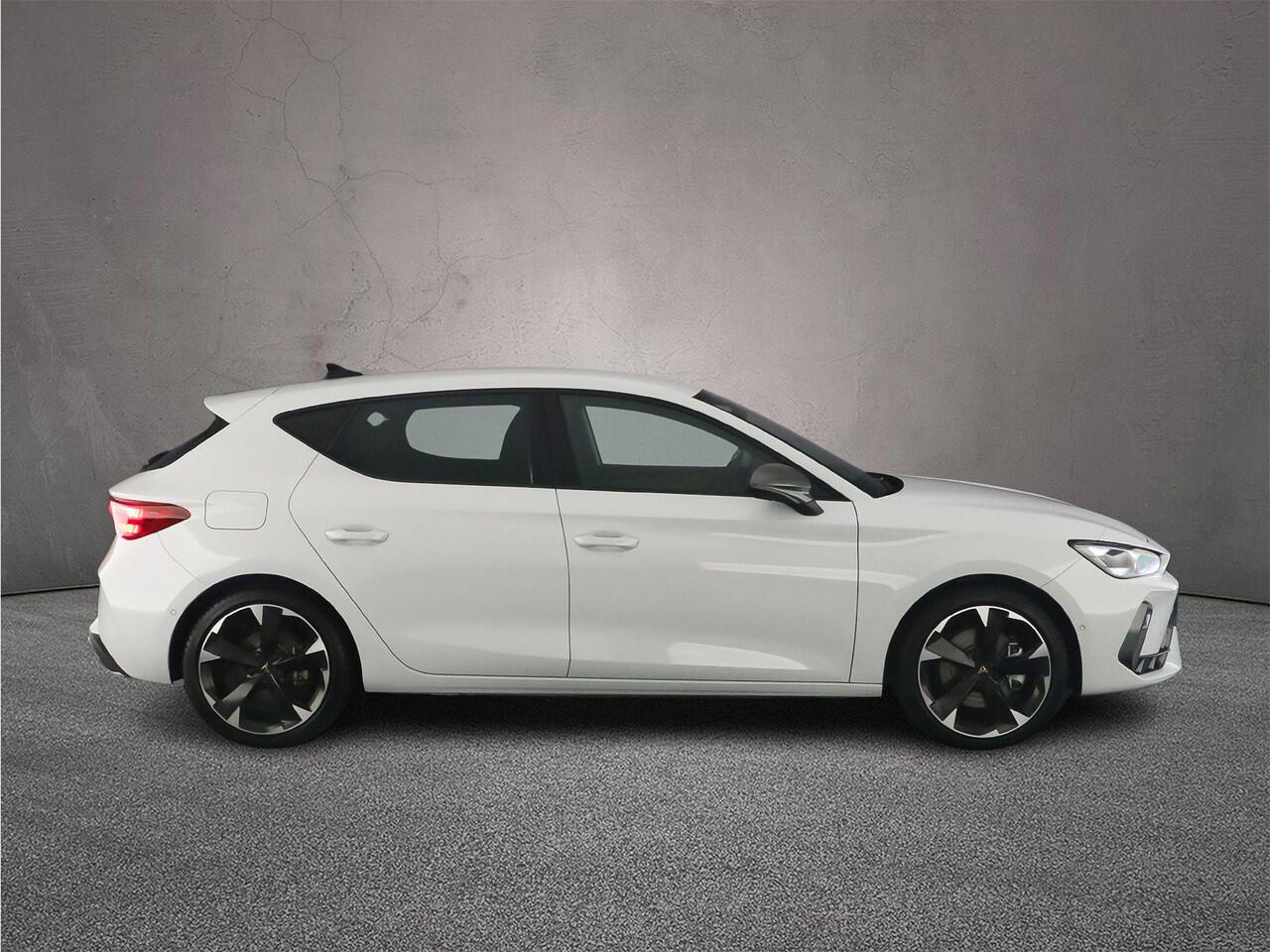 Cupra Leon Business 1.5 TSI eHybrid 204pk DSG Automaat Adaptive cruise control, Achteruitrijcamera, LED koplampen, Stuurwiel verwarmd, Navigatie, Parkeersensoren