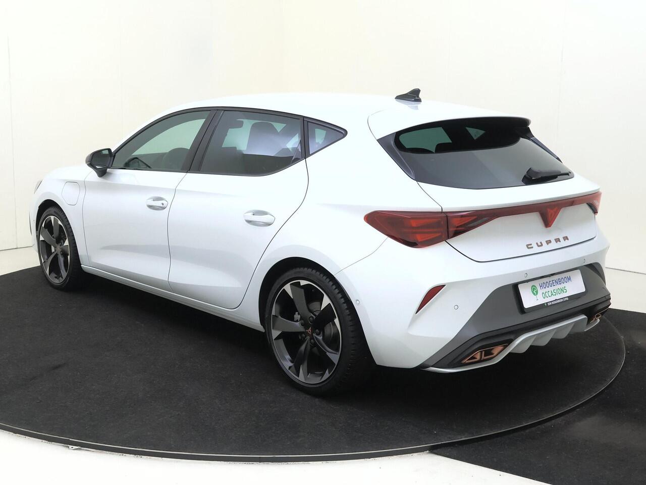 Cupra Leon 1.5 TSI e-Hybrid Business | Achteruitrijcamera | Adaptieve cruise control | Alcantara bekleding | Dodehoek detectie | Keyless | 3-zone airco | CarPlay | Navigatie |