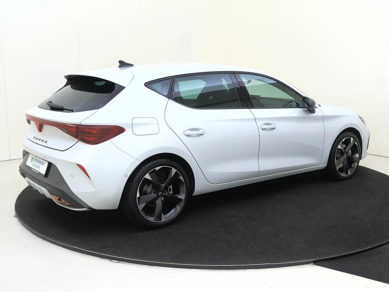 Cupra Leon 1.5 TSI e-Hybrid Business | Achteruitrijcamera | Adaptieve cruise control | Alcantara bekleding | Dodehoek detectie | Keyless | 3-zone airco | CarPlay | Navigatie |