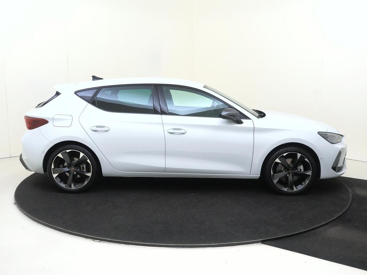 Cupra Leon 1.5 TSI e-Hybrid Business | Achteruitrijcamera | Adaptieve cruise control | Alcantara bekleding | Dodehoek detectie | Keyless | 3-zone airco | CarPlay | Navigatie |