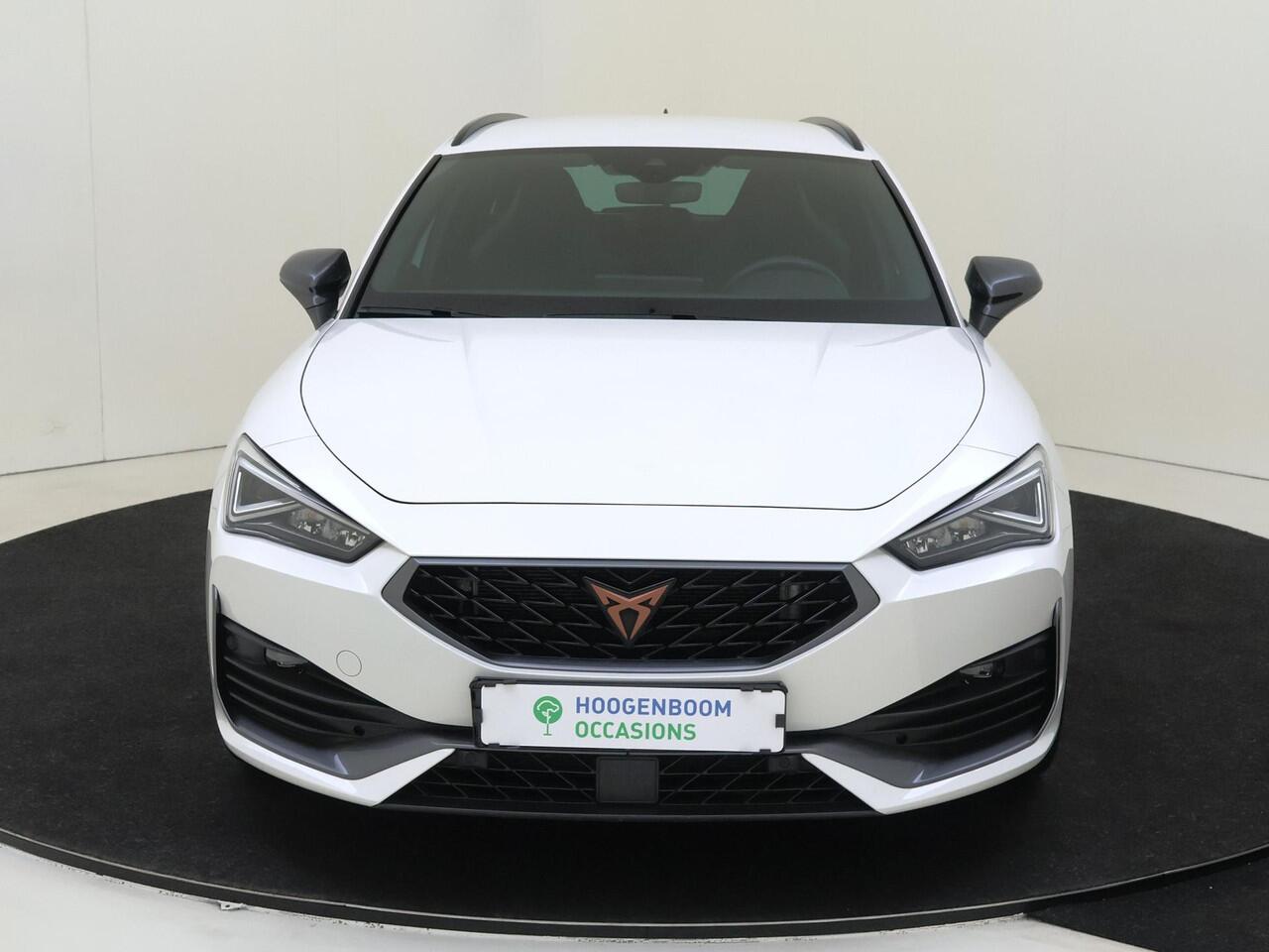 Cupra Leon Sportstourer 1.4 e-Hybrid Essential | Parkeerasisstent | Cupra mode | Keyless | Navigatie | Stoel- en stuurwielverwarming | Dodehoek detectie | 3-zone airco |