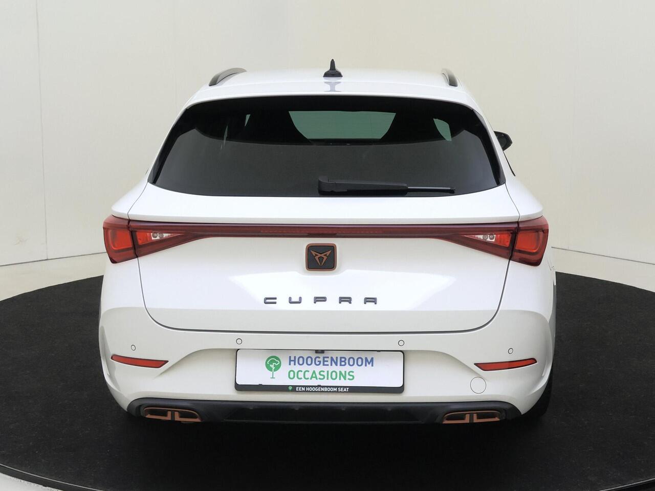 Cupra Leon Sportstourer 1.4 e-Hybrid Essential | Parkeerasisstent | Cupra mode | Keyless | Navigatie | Stoel- en stuurwielverwarming | Dodehoek detectie | 3-zone airco |