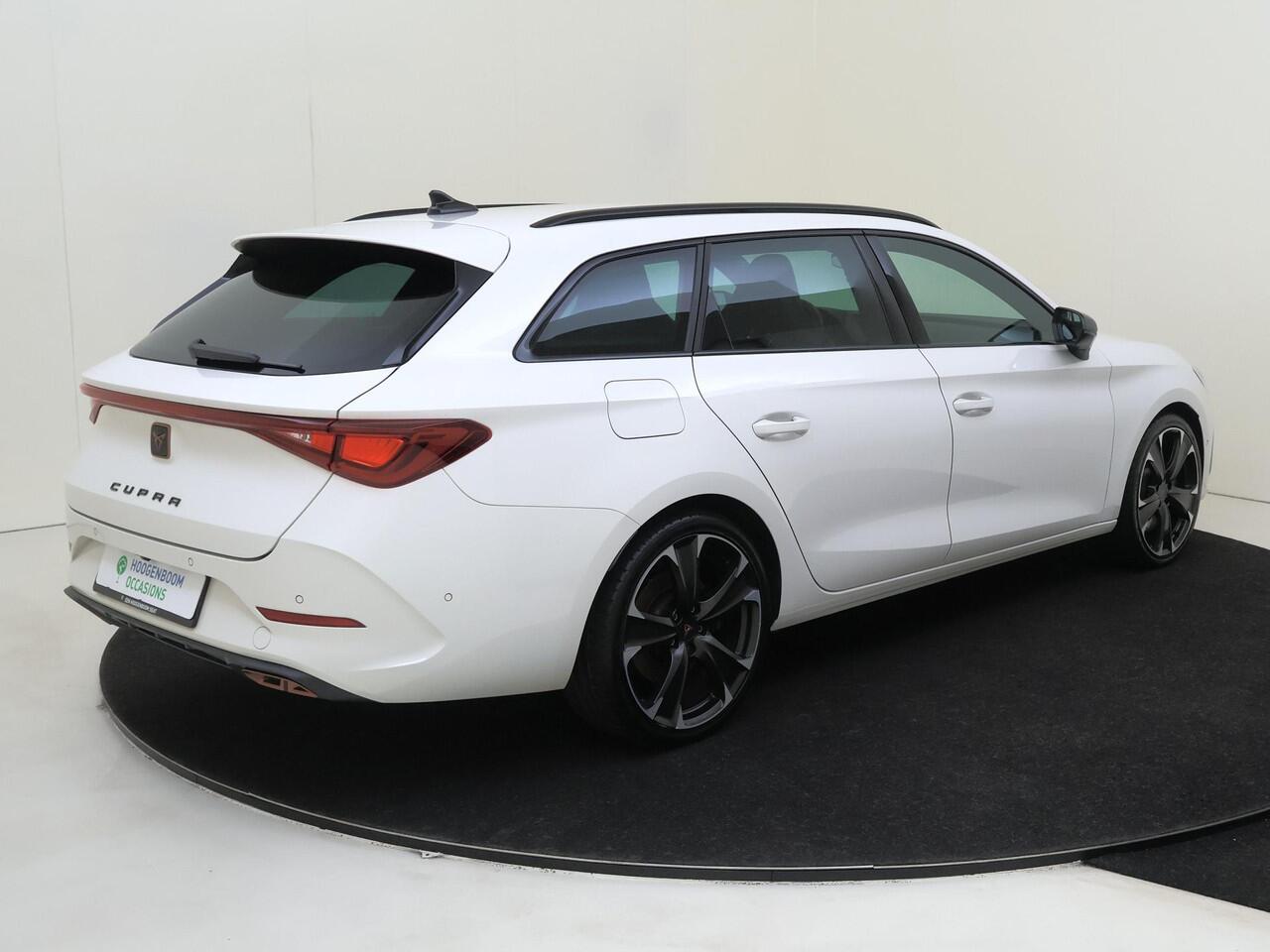 Cupra Leon Sportstourer 1.4 e-Hybrid Essential | Parkeerasisstent | Cupra mode | Keyless | Navigatie | Stoel- en stuurwielverwarming | Dodehoek detectie | 3-zone airco |
