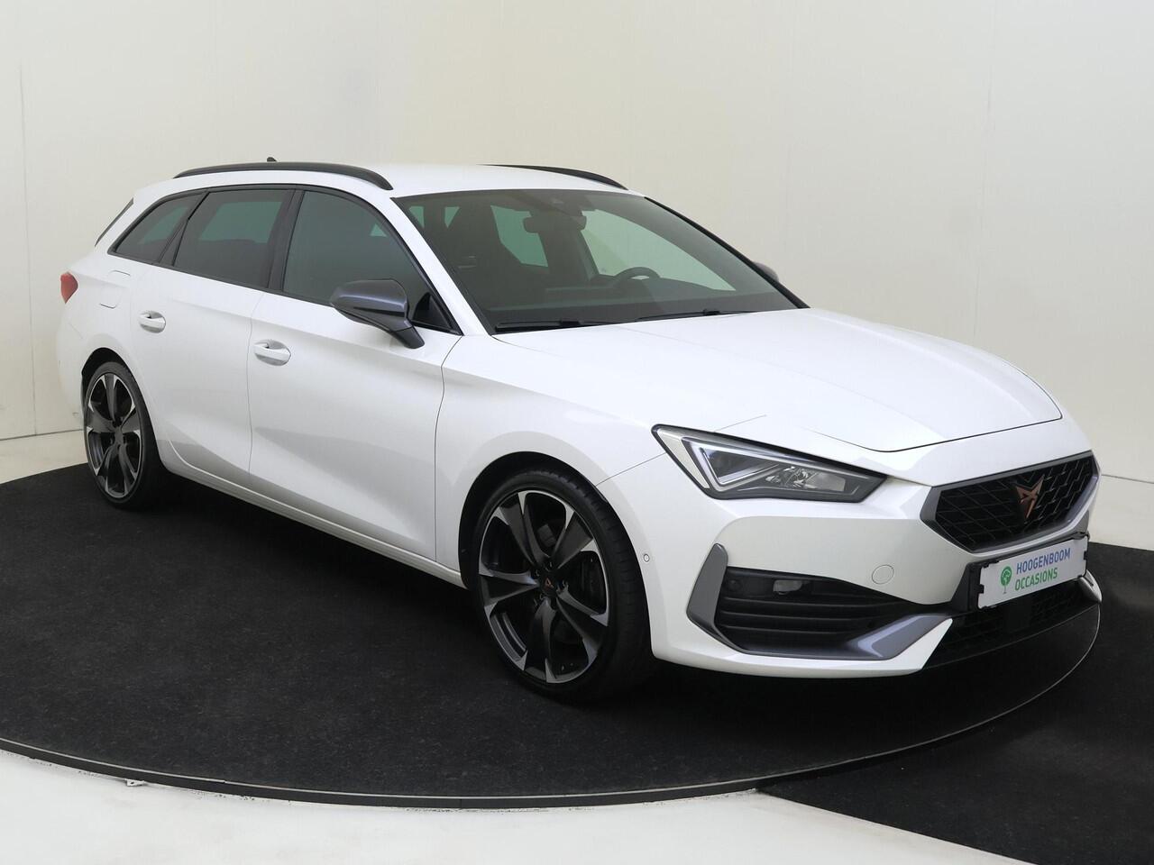Cupra Leon Sportstourer 1.4 e-Hybrid Essential | Parkeerasisstent | Cupra mode | Keyless | Navigatie | Stoel- en stuurwielverwarming | Dodehoek detectie | 3-zone airco |