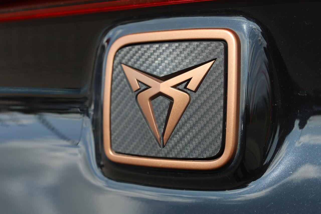 Cupra Leon Sportstourer 1.4 e-Hybrid VZ Business PL ¤629 p/m* 245PK / 180kW, 19" LMV, achteruitrijcamera, park assist, klasse III alarm, draadloos laden, keyless advanced entry en go, 12 volt stekker kofferbak LED verlichting, vision plus driving profile Cupra virtual cockpit na