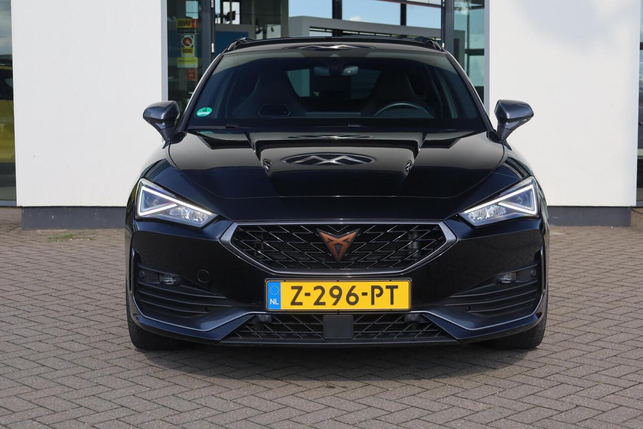 Cupra Leon Sportstourer 1.4 e-Hybrid VZ Business PL ¤629 p/m* 245PK / 180kW, 19" LMV, achteruitrijcamera, park assist, klasse III alarm, draadloos laden, keyless advanced entry en go, 12 volt stekker kofferbak LED verlichting, vision plus driving profile Cupra virtual cockpit na