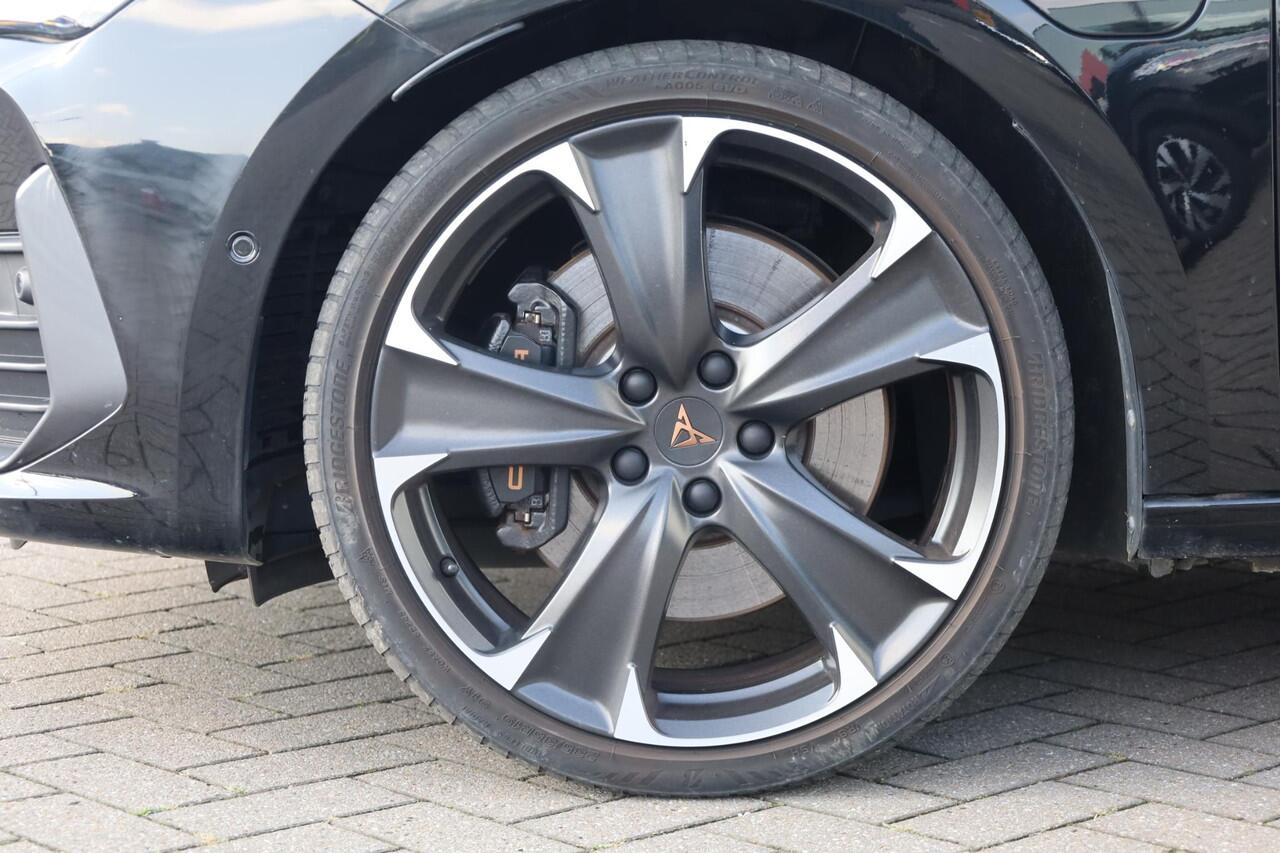 Cupra Leon Sportstourer 1.4 e-Hybrid VZ Business PL ¤629 p/m* 245PK / 180kW, 19" LMV, achteruitrijcamera, park assist, klasse III alarm, draadloos laden, keyless advanced entry en go, 12 volt stekker kofferbak LED verlichting, vision plus driving profile Cupra virtual cockpit na
