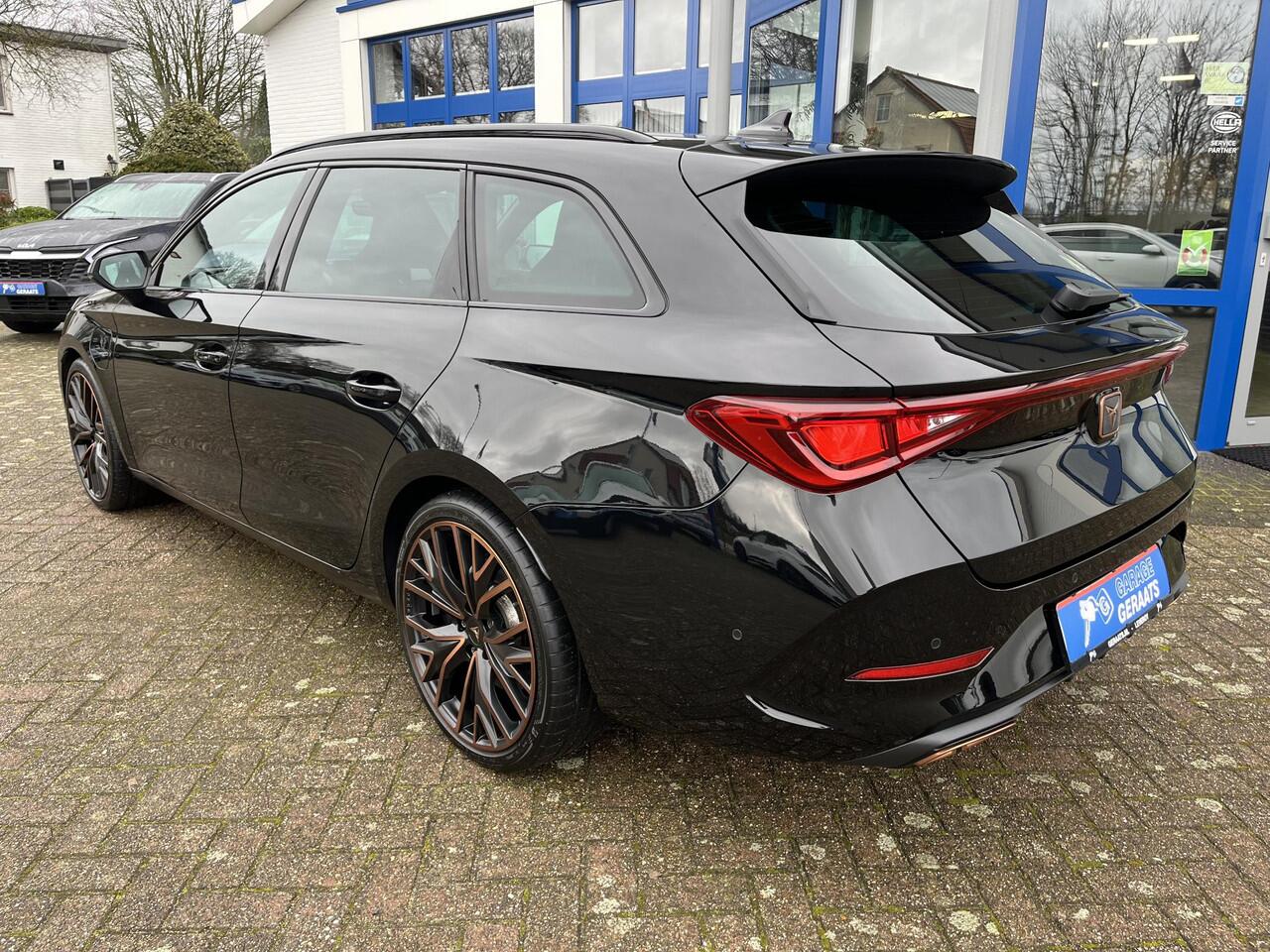 Cupra Leon Sportstourer 1.4 e-Hybrid VZ Performance | Elektrische stoelen met memory, 19 inch copper velgen, Start knop stuur, Camera, Dealer onderhouden, zeer luxe!