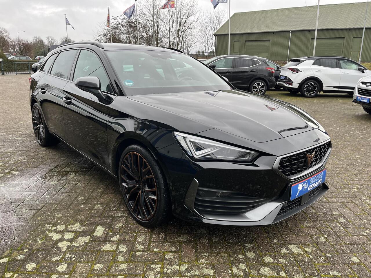 Cupra Leon Sportstourer 1.4 e-Hybrid VZ Performance | Elektrische stoelen met memory, 19 inch copper velgen, Start knop stuur, Camera, Dealer onderhouden, zeer luxe!