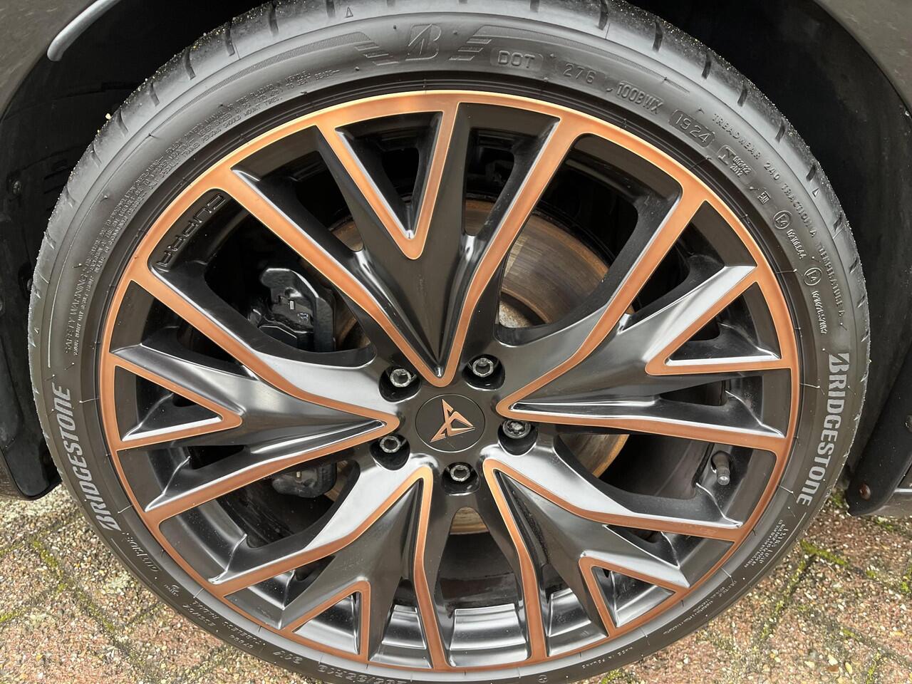 Cupra Leon Sportstourer 1.4 e-Hybrid VZ Performance | Elektrische stoelen met memory, 19 inch copper velgen, Start knop stuur, Camera, Dealer onderhouden, zeer luxe!