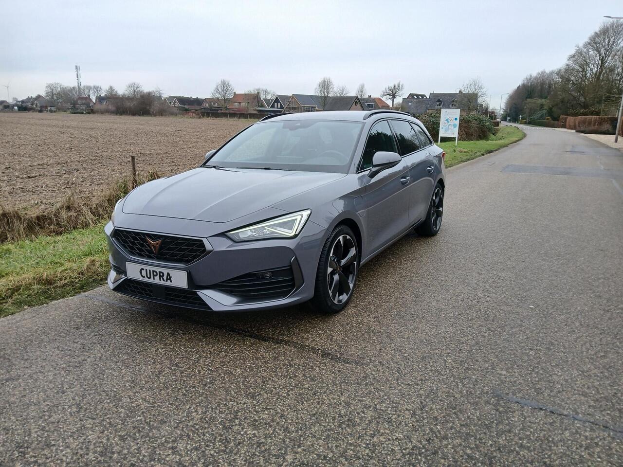 Cupra Leon Sportstourer 1.4 e-Hybrid + 19 inch + Graphene Grey!!