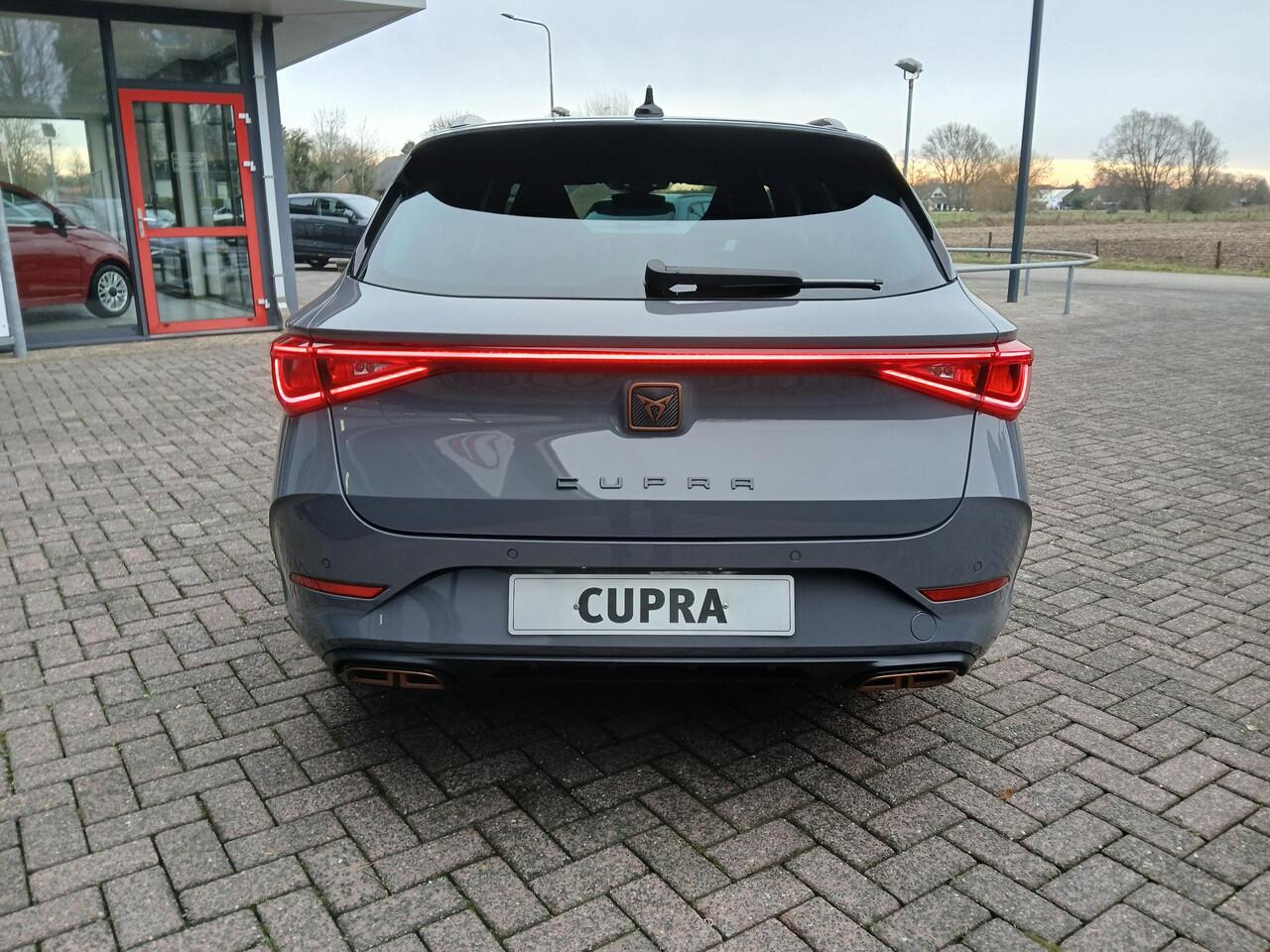 Cupra Leon Sportstourer 1.4 e-Hybrid + 19 inch + Graphene Grey!!