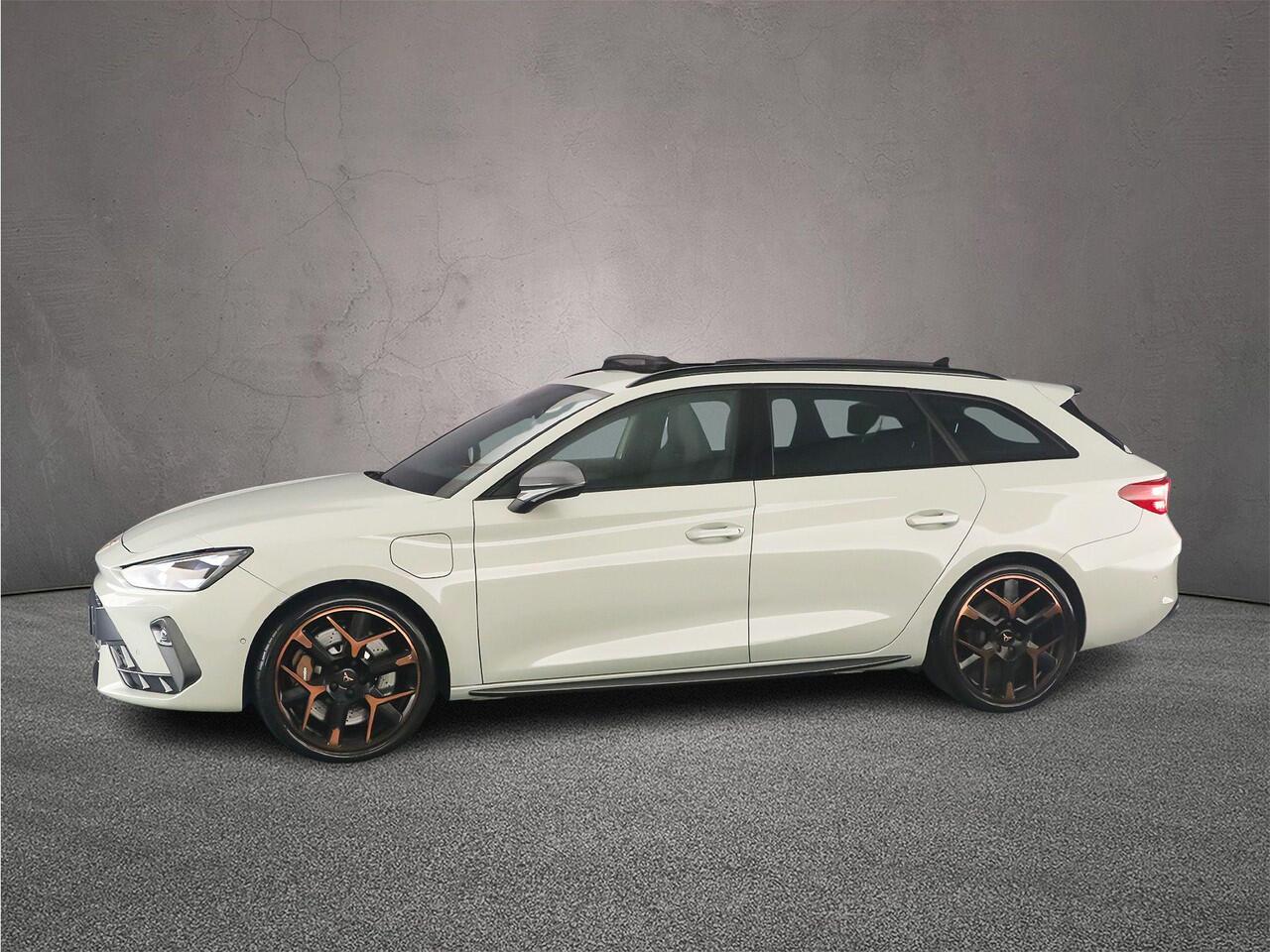 Cupra Leon Sportstourer 1.5 TSI e-Hybrid VZ Extreme 272pk DSG Automaat, Panoramadak, Lederen bekleding, Elektrisch verstelbare stoelen, Stoelverwarming, Adaptive cruise control, Navigatie, App connect, Elektrische achterklep