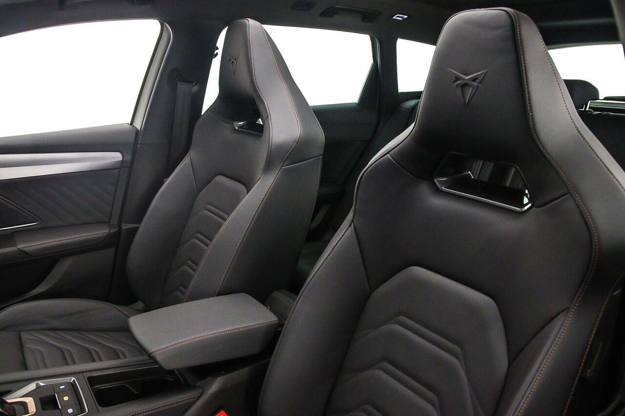 Cupra Leon Sportstourer 1.5 TSI e-Hybrid VZ Extreme 272pk DSG Automaat, Panoramadak, Lederen bekleding, Elektrisch verstelbare stoelen, Stoelverwarming, Adaptive cruise control, Navigatie, App connect, Elektrische achterklep