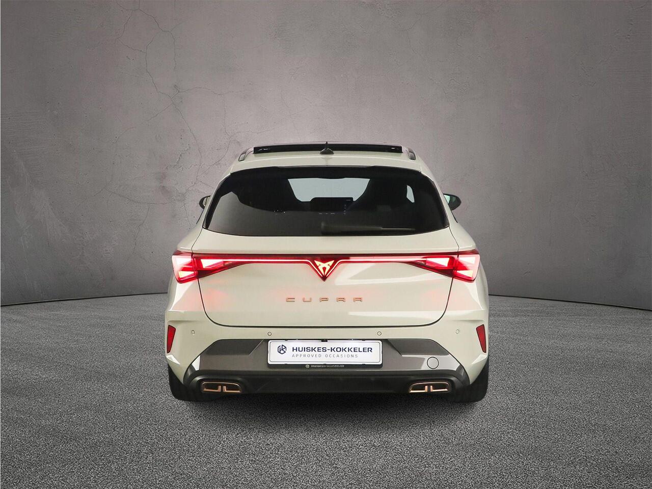 Cupra Leon Sportstourer 1.5 TSI e-Hybrid VZ Extreme 272pk DSG Automaat, Panoramadak, Lederen bekleding, Elektrisch verstelbare stoelen, Stoelverwarming, Adaptive cruise control, Navigatie, App connect, Elektrische achterklep