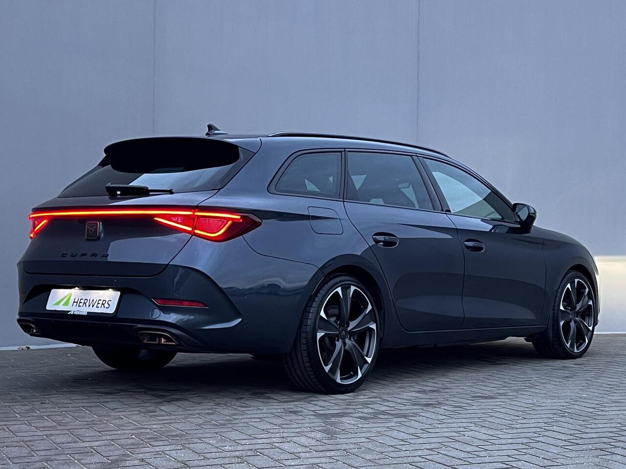 Cupra Leon Sportstourer 1.4 e-Hybrid VZ Copper Edition Automaat / Plug-In / EAER 58km / Navigatie / Elektrische trekhaak 1.500 kg / Elektrische klep / Sportstoelen / Stuur- en stoelverwarming / Apple Carplay Android / 19" LM wielen /
