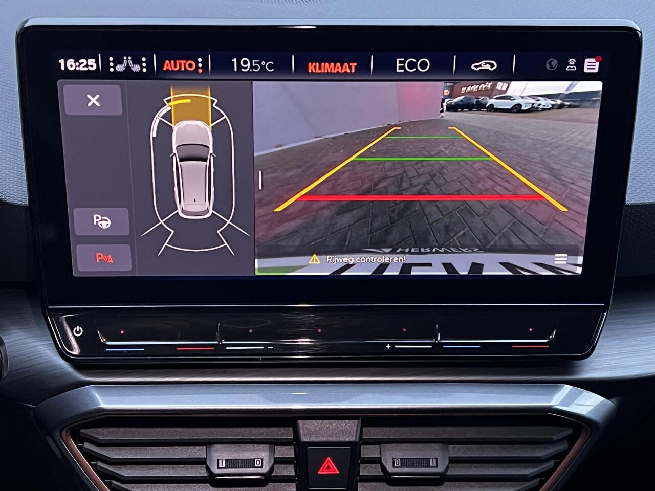 Cupra Leon Sportstourer 1.4 e-Hybrid VZ Copper Edition Automaat / Plug-In / EAER 58km / Navigatie / Elektrische trekhaak 1.500 kg / Elektrische klep / Sportstoelen / Stuur- en stoelverwarming / Apple Carplay Android / 19" LM wielen /