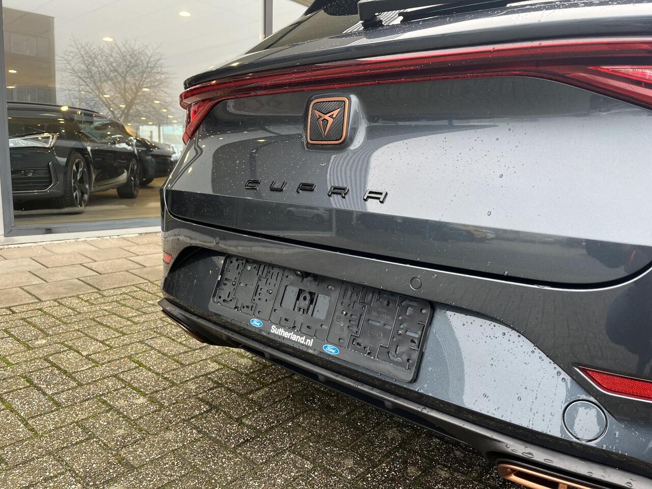 Cupra Leon Sportstourer 1.4 e-Hybrid Business | Stoelverwarming | Adaptieve cruisecontrol (ACC) | Achteruitrijcamera | Navigatiesysteem | LM Winterset! |