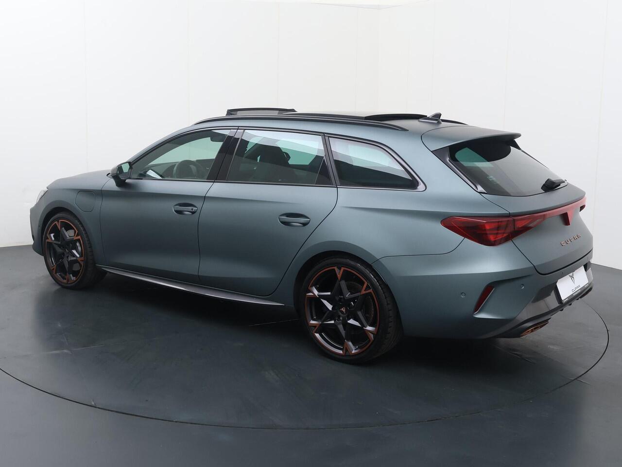 Cupra Leon Sportstourer 1.5 TSI e-Hybrid VZ Performance | 272 PK | SoH 94% | Panoramadak | Matrix LED koplampen | Adaptive cruise control | Apple Carplay/Android Auto |