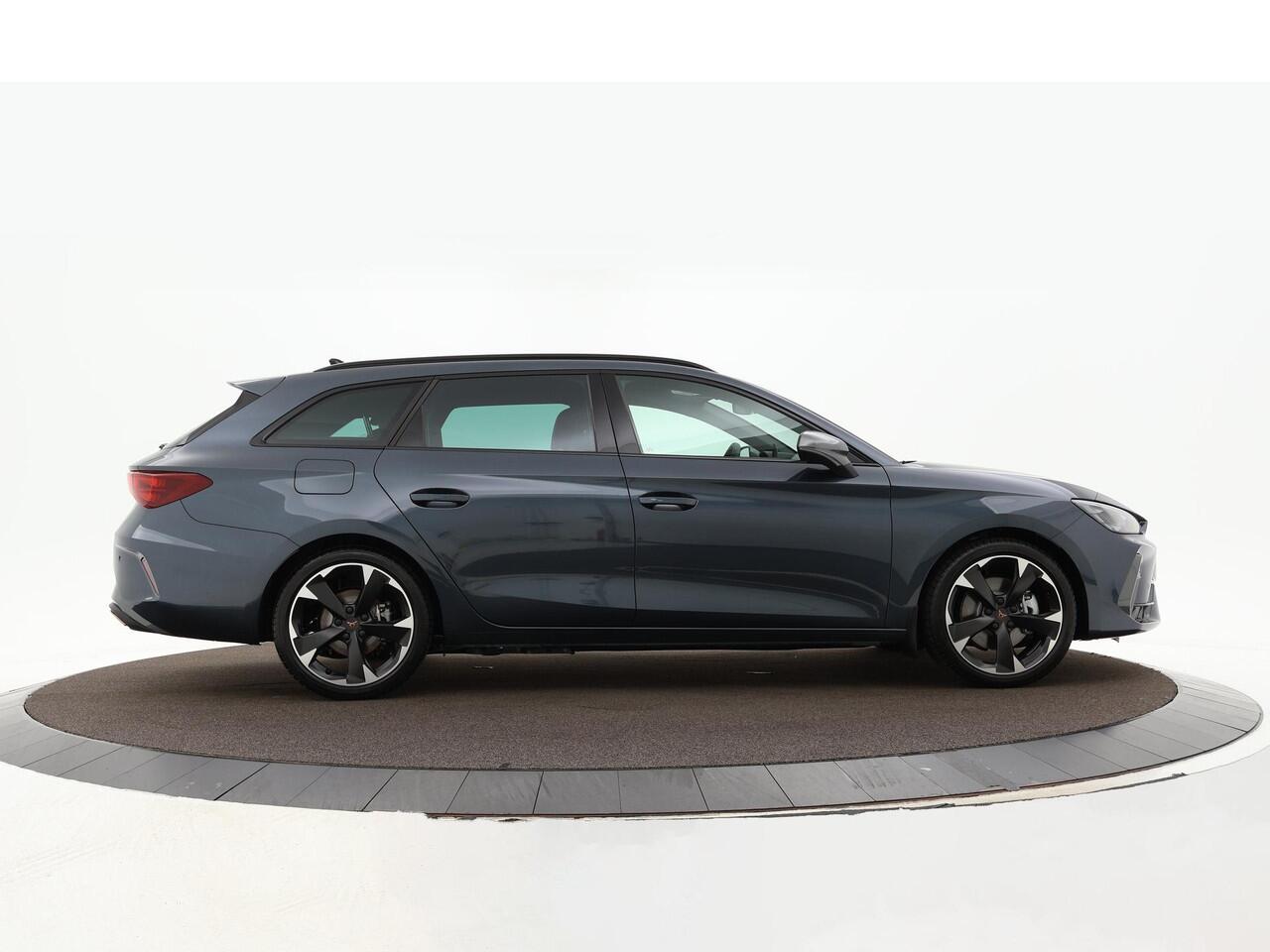 Cupra Leon Sportstourer 1.5 TSI 204pk DSG e-Hybrid Business · Apple/Android Car Play · Camera · Elek. Trekhaak · Elek. Achterklep · Sfeerverlichting · 18'' Inch · Garantie t/m 24-06-2028 of 90.000km