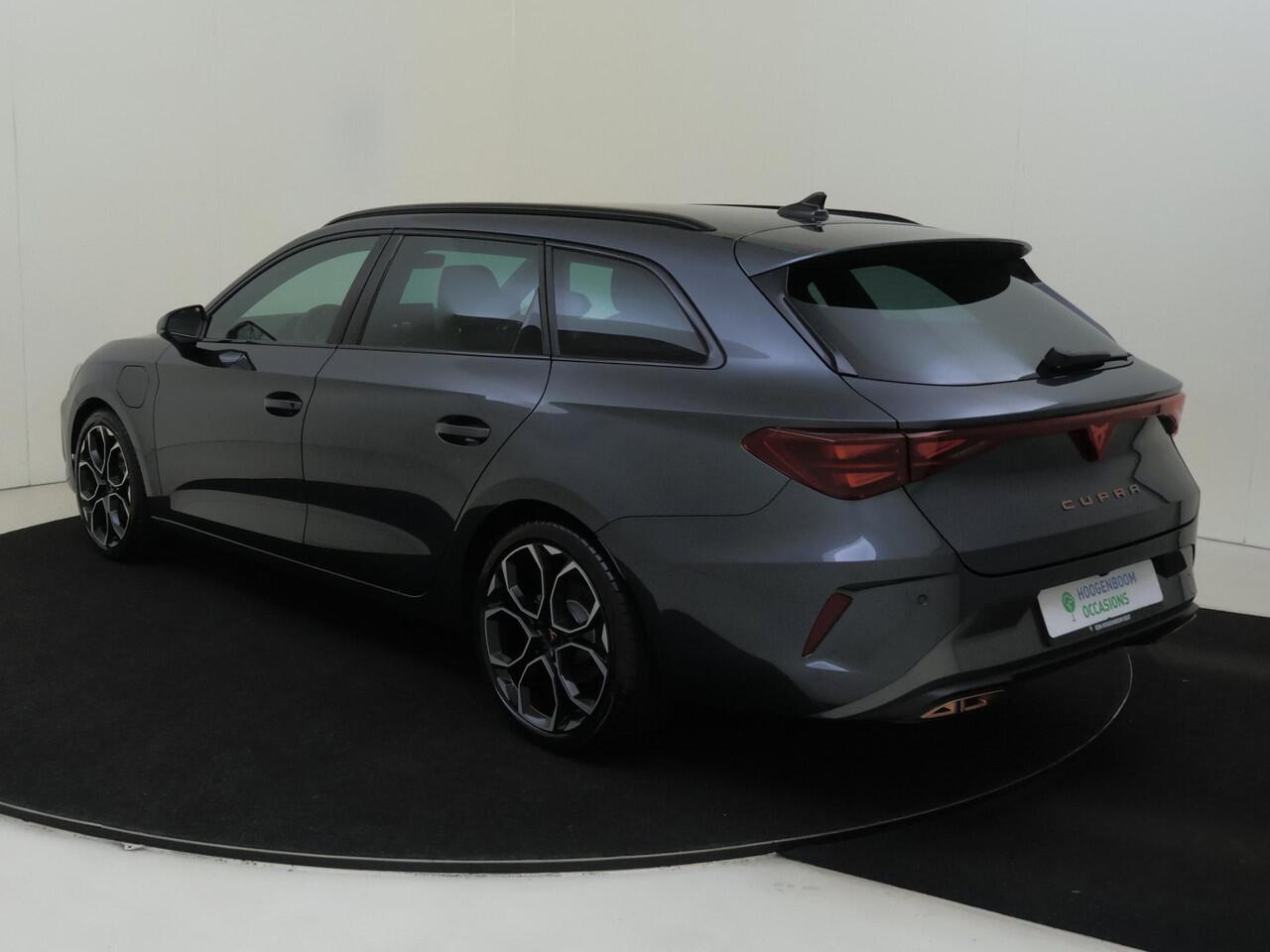 Cupra Leon Sportstourer 1.5 TSI e-Hybrid Business | Achteruitrijcamera | 3-zone airco | CarPlay | Keyless | Sfeerverlichting | Stuurwiel verwarmd | Voorklimatisering |