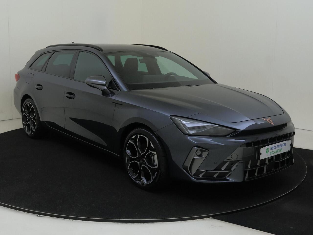 Cupra Leon Sportstourer 1.5 TSI e-Hybrid Business | Achteruitrijcamera | 3-zone airco | CarPlay | Keyless | Sfeerverlichting | Stuurwiel verwarmd | Voorklimatisering |