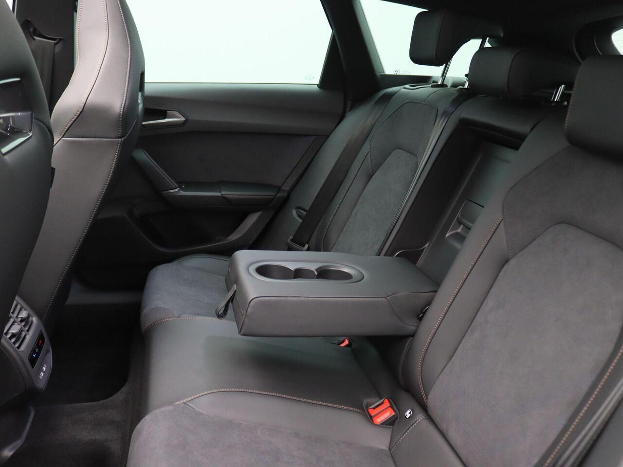 Cupra Leon Sportstourer 1.5 TSI e-Hybrid VZ Performance 272 PK DSG Trekhaak, matrix led, schuif-kanteldak, achteruitrijcamera, stuur-stoelverwarming, adaptive cruise met travel assist, elek. verstelbare voorstoel, side assist, keyless, 19" lichtmetaal