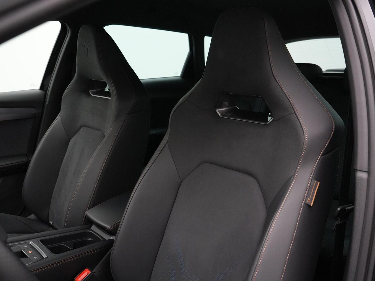 Cupra Leon Sportstourer 1.5 TSI e-Hybrid 272 pk VZ Performance | Trekhaak | Adaptieve onderstelregeling (DCC) | Kuipstoelen | CUPRA-stuur met startknop | Sennheiser geluid | Achteruitrijcamera | 19 inch