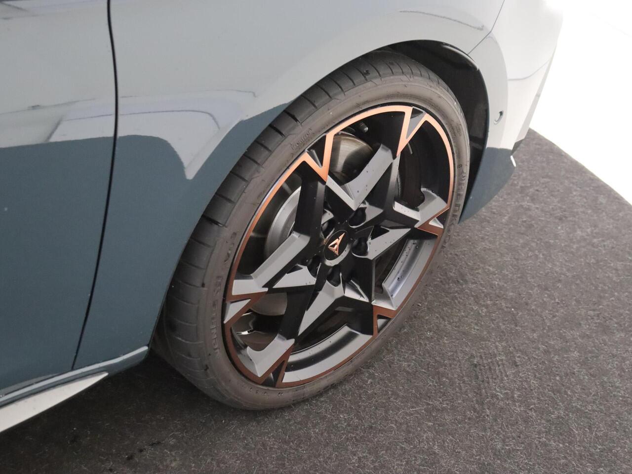 Cupra Leon Sportstourer 1.5 TSI e-Hybrid VZ Performance | Sennheiser sound | Travel Assist | Dodehoek sensor | Achteruitrijcamera | Carplay | Navigatie | Elektrische achterklep