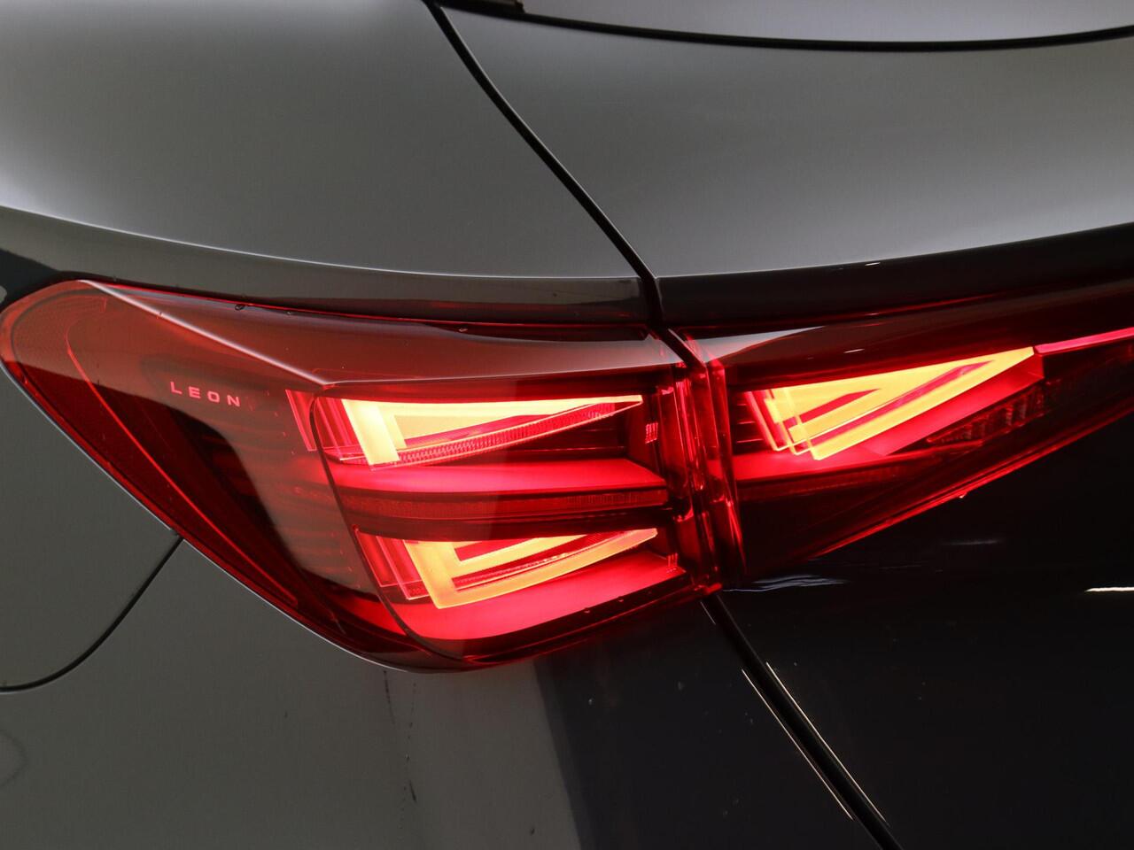 Cupra Leon Sportstourer 1.5 TSI e-Hybrid VZ Performance | Sennheiser sound | Travel Assist | Dodehoek sensor | Achteruitrijcamera | Carplay | Navigatie | Elektrische achterklep