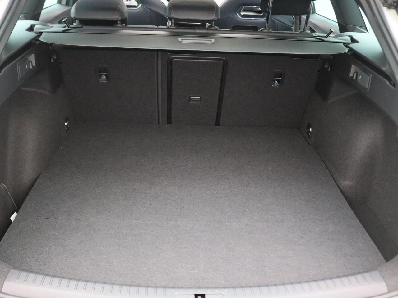 Cupra Leon Sportstourer 1.5 TSI e-Hybrid VZ Performance 272 PK DSG Trekhaak, matrix led, schuif-kanteldak, achteruitrijcamera, stuur-stoelverwarming, adaptive cruise met travel assist, elek. verstelbare voorstoel, side assist, keyless, 19" lichtmetaal