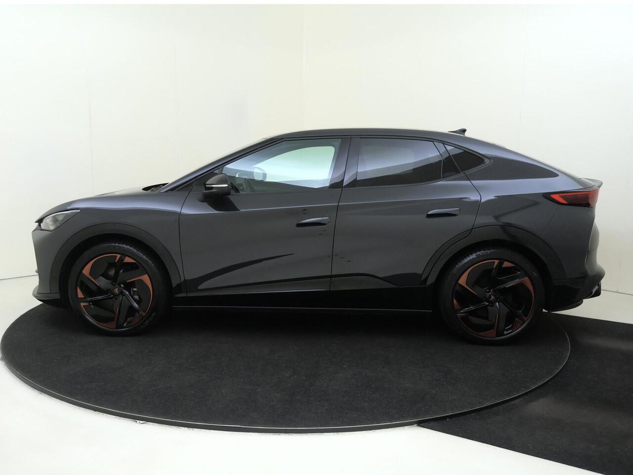 Cupra Tavascan VZ Adrenaline 82 kWh | Panoramadak | Adaptieve demping systeem | 360 camera | Head-up display | 3-zone airco | Parkeerassistent | Dodehoek detectie | Keyless |