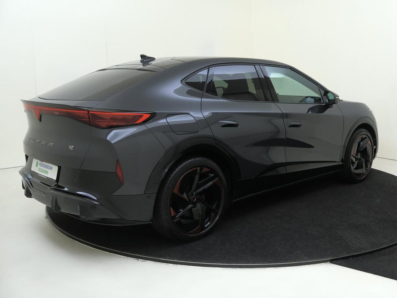 Cupra Tavascan VZ Adrenaline 82 kWh | Panoramadak | Adaptieve demping systeem | 360 camera | Head-up display | 3-zone airco | Parkeerassistent | Dodehoek detectie | Keyless |