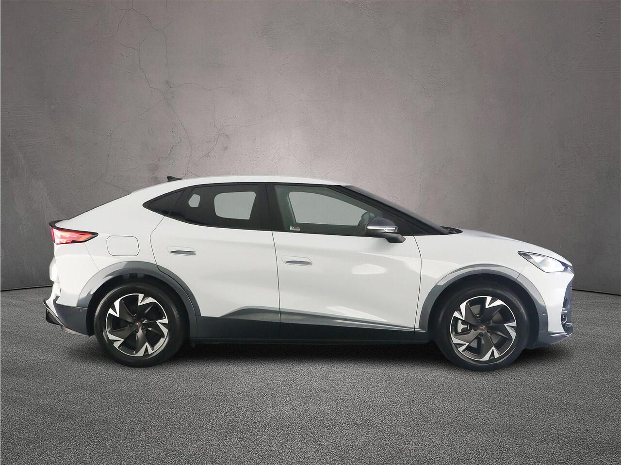 Cupra Tavascan Business 286pk Automaat Warmtepomp, Adaptive cruise control, Elektrische achterklep, Achteruitrijcamera, Navigatie, Stuurwiel verwarmd