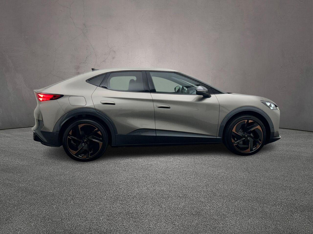 Cupra Tavascan Adrenaline 286pk Automaat Panoramadak, Adaptive cruise control, 360 camera, Achteruitrijcamera, LED matrix koplampen, Elektrische achterklep, Stuurwiel verwarmd