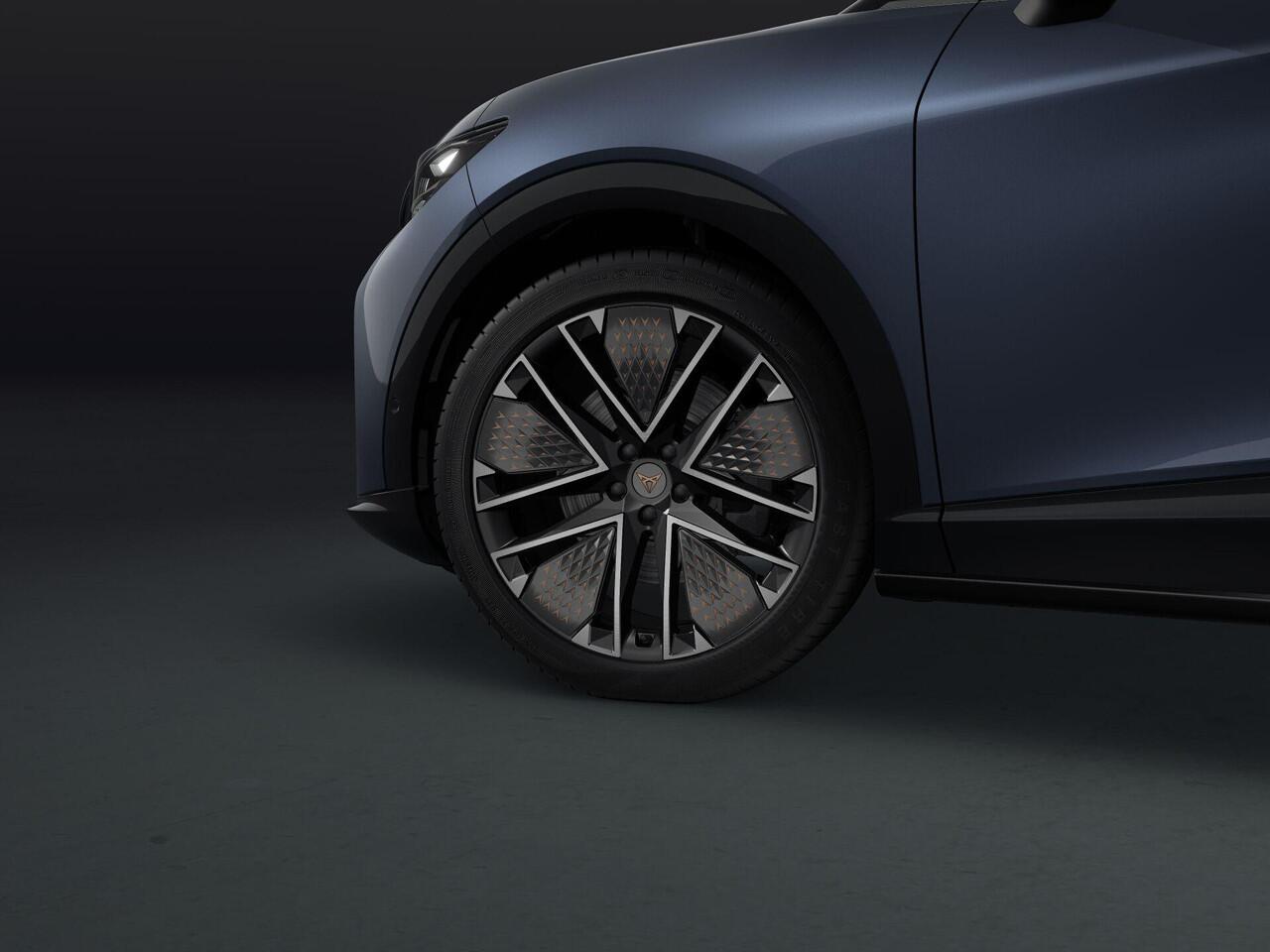 Cupra Tavascan VZ Extreme 82 kWh 340pk / Etna velgen / 4-wiel aandrijving / CUP Bucket Seats, Hero Enceladus Grey Nappa leder/ Geventileerde stoelen vóór