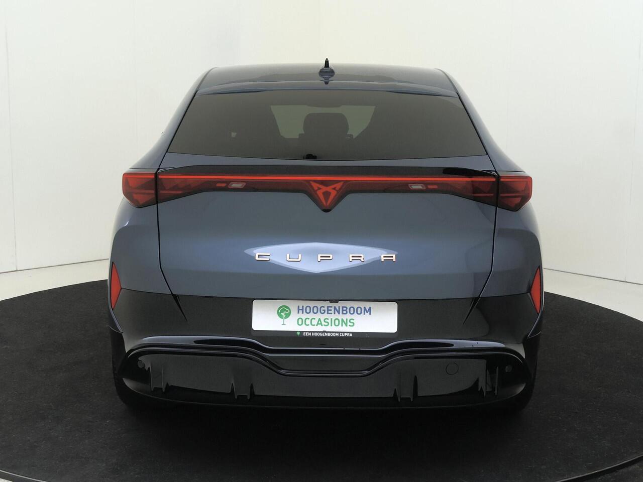 Cupra Tavascan Business 82 kWh | SoH 100% | Trekhaak | Achteruitrijcamera | 3-zone airco | Dodehoek detectie | Keyless | Adaptieve cruise control | CarPlay | Stoel- en stuurwielverwarming |