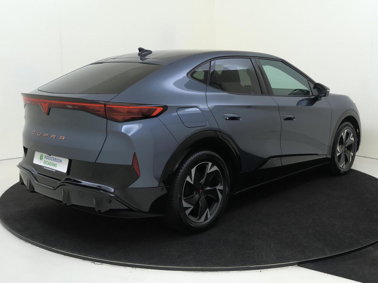 Cupra Tavascan Business 82 kWh | SoH 100% | Trekhaak | Achteruitrijcamera | 3-zone airco | Dodehoek detectie | Keyless | Adaptieve cruise control | CarPlay | Stoel- en stuurwielverwarming |
