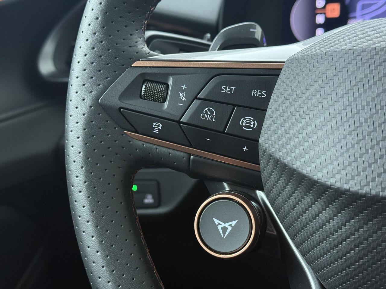 Cupra Terramar 1.5 TSI e-Hybrid VZ America s CUP | 272 PK | SoH 100% | Trekhaak wegklapbaar | Head-up display | Sennheiser geluidssysteem | Lederen bekleding | Fabrieksgarantie tot 10/2030 of 150.000km |