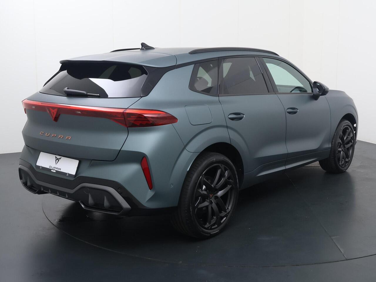 Cupra Terramar 1.5 TSI e-Hybrid VZ America s CUP | 272 PK | SoH 100% | Trekhaak wegklapbaar | Head-up display | Sennheiser geluidssysteem | Lederen bekleding | Fabrieksgarantie tot 10/2030 of 150.000km |