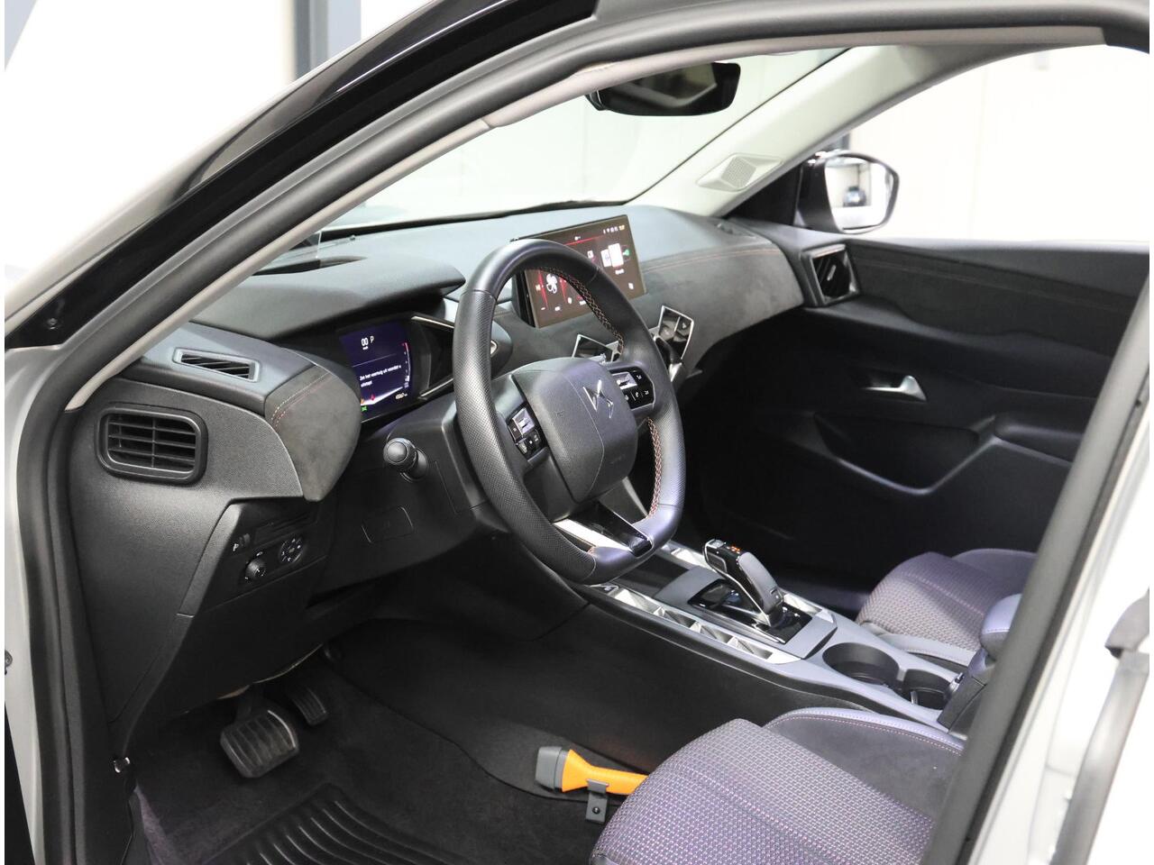 DS DS 3 1.2 130PK Performance Line | AUTOMAAT | AppleCarPlay/AndroidAuto | Navigatie | Climate Control | Adaptief Cruise Control | 360'Camera | Alcantara | Keyless | Head-Up Display | Privacy Glass | Isofix |