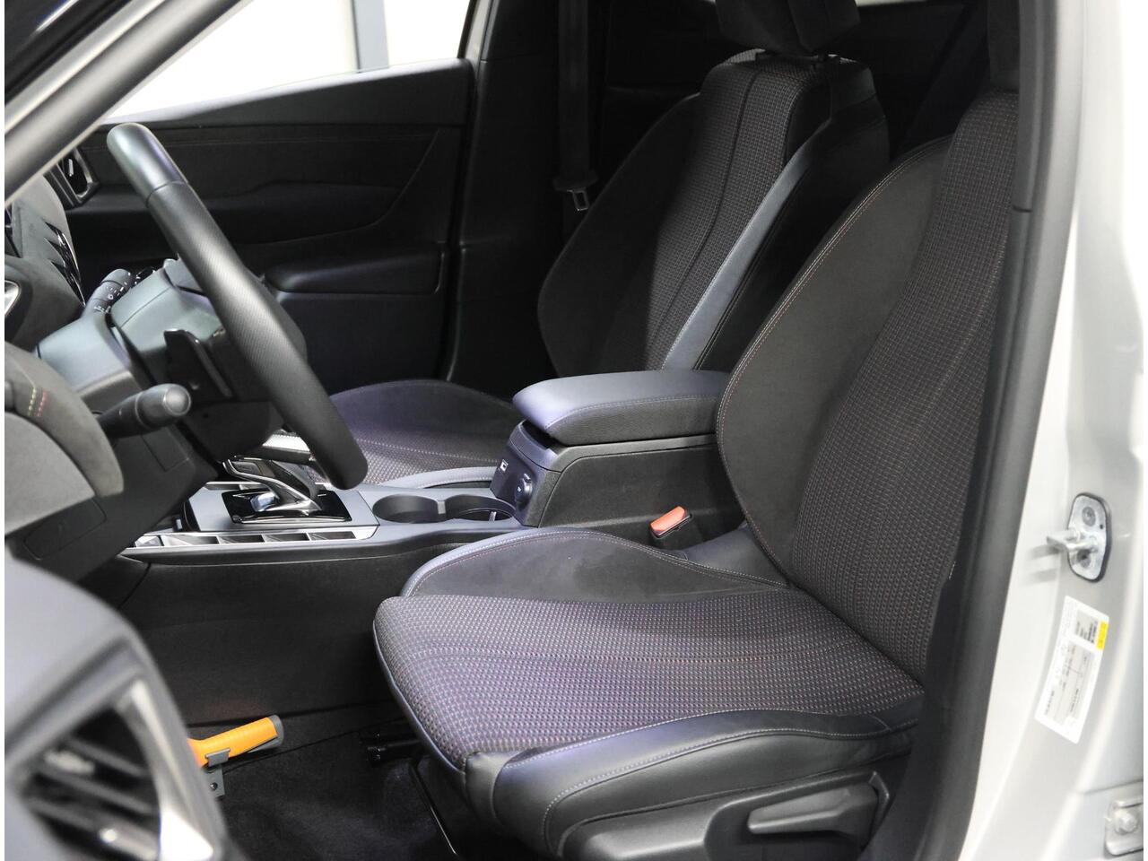 DS DS 3 1.2 130PK Performance Line | AUTOMAAT | AppleCarPlay/AndroidAuto | Navigatie | Climate Control | Adaptief Cruise Control | 360'Camera | Alcantara | Keyless | Head-Up Display | Privacy Glass | Isofix |