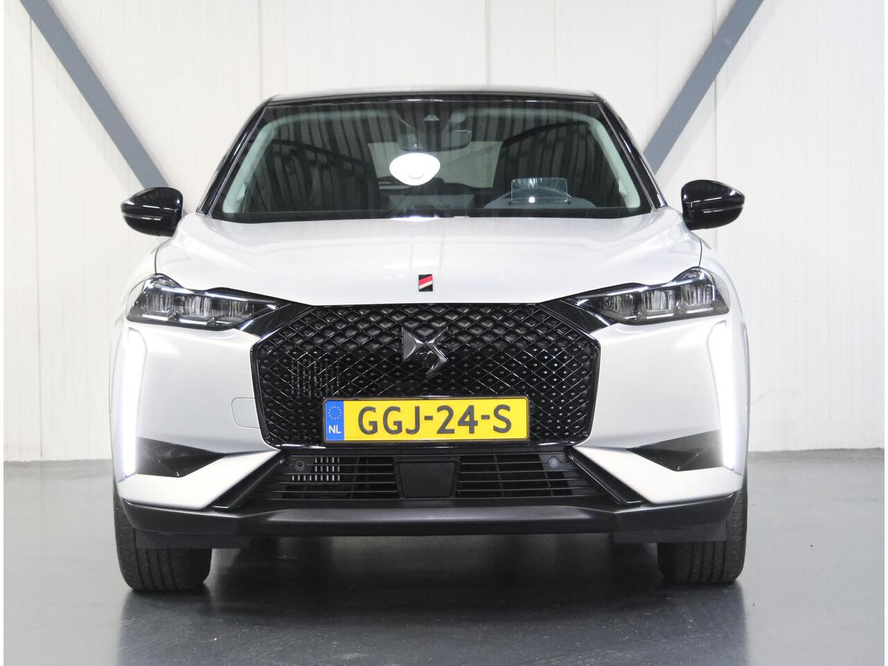 DS DS 3 1.2 130PK Performance Line | AUTOMAAT | AppleCarPlay/AndroidAuto | Navigatie | Climate Control | Adaptief Cruise Control | 360'Camera | Alcantara | Keyless | Head-Up Display | Privacy Glass | Isofix |